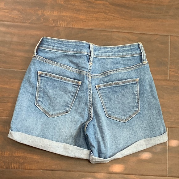 Universal Thread Short Shorts - Picture 2 of 3